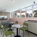 The Rose 706: 7Th Floor Modern Studio Apartment