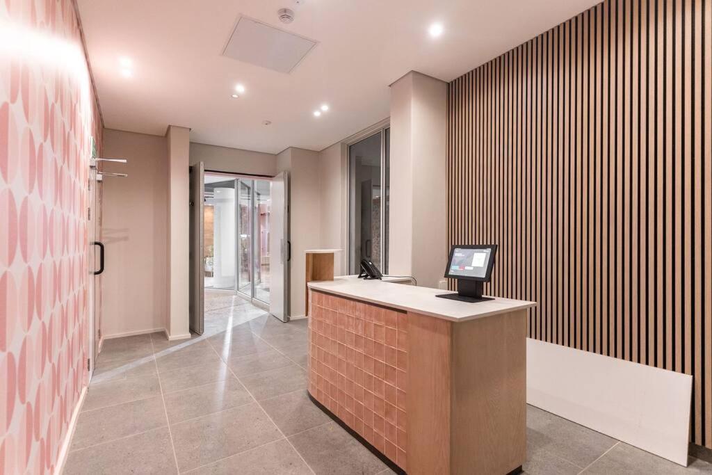 The Rose 706: 7th Floor Modern Apartment *