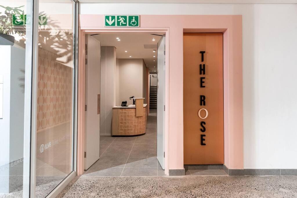 The Rose 706: 7th Floor Modern Apartment *