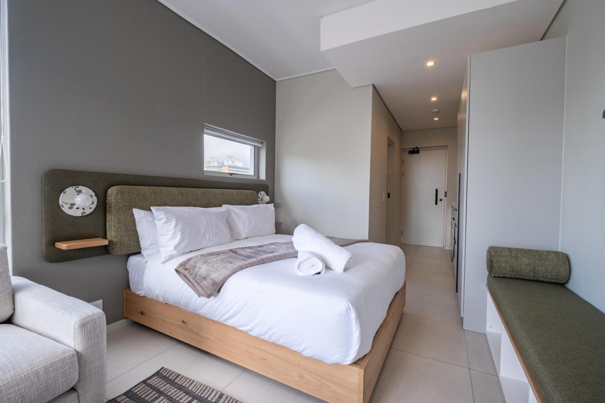 The Rose 706: 7th Floor Modern Apartment